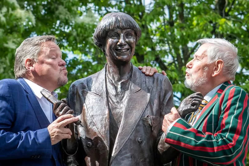 From left: Ted Robbins and Chris Foote-Wood unveil the statue in 2019