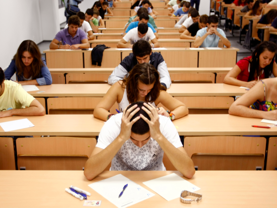 Students take a university entrance examination at a lecture hall in the Andalusian capital of Seville, southern Spain, September 15, 2009. Students in Spain must pass the exam after completing secondary school in order to gain access to university. REUTERS/Marcelo del Pozo (SPAIN EDUCATION SOCIETY)