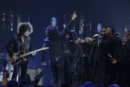 32nd Annual Rock & Roll Hall of Fame Induction Ceremony - Show – New York City, U.S., 07/04/2017 – Lenny Kravitz performs a tribute to Prince. REUTERS/Lucas Jackson