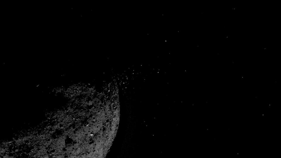 Die Aufnahme der Sonde Osiris Rex zeigt das Teile die sich von der Oberfläche des Asteroiden Bennu lösen. Foto: NASA/Goddard