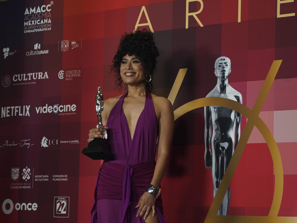 Mayra Batalla con su premio a mejor coactuación femenina por "Noche de Fuego" en la 64a edición del Premio Ariel del cine mexicano en la Ciudad de México el 11 de octubre de 2022. (Foto AP/Marco Ugarte)