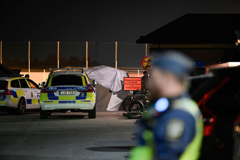 La policía investiga la escena donde un joven fue asesinado en el sur de Estocolmo el 27 de septiembre de 2023.