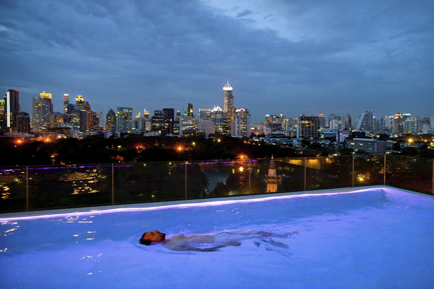 <b>Sofitel, Thailand</b><br><br>Das Design-Hotel in Bangkok hat 30 Stockwerke. Dort oben können Sie bis an den Rand mit der sensationellen Aussicht über Bangkok schwimmen. (Bild: ddp images)