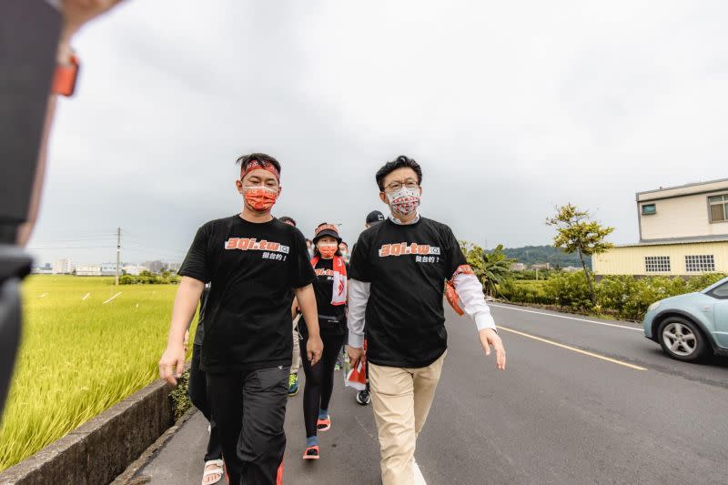 ▲民進黨立委郭國文日前南下，陪同台灣基進立委陳柏惟徒步選區，爭取更多民眾支持。（圖／3Q霧峰好地芳臉書）