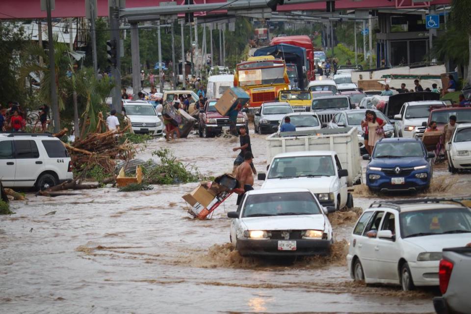 Decenas de autos tratan de desplazarse por una calle inundada por el impacto del huracán Otis, en Acapulco, México, el miércoles 25 de octubre de 2023. Eduardo Guerrero/dpa/picture-alliance/Sipa USA