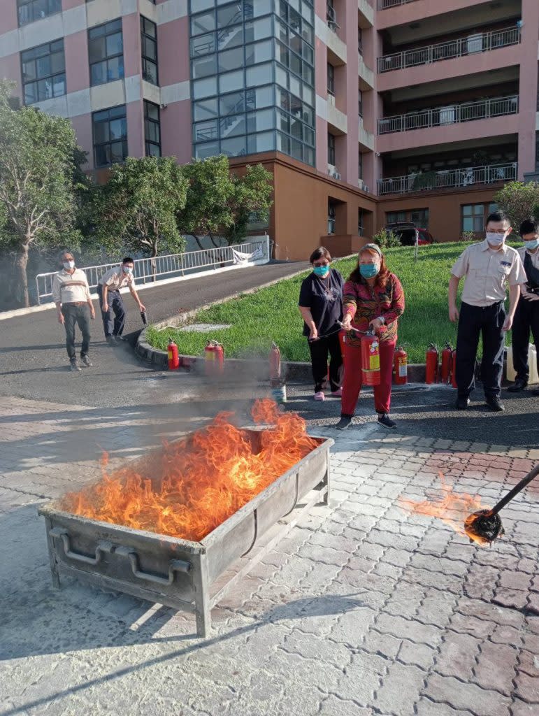 新竹榮家住民長輩體驗打火，提升自我防災能力。（記者彭新茹攝）