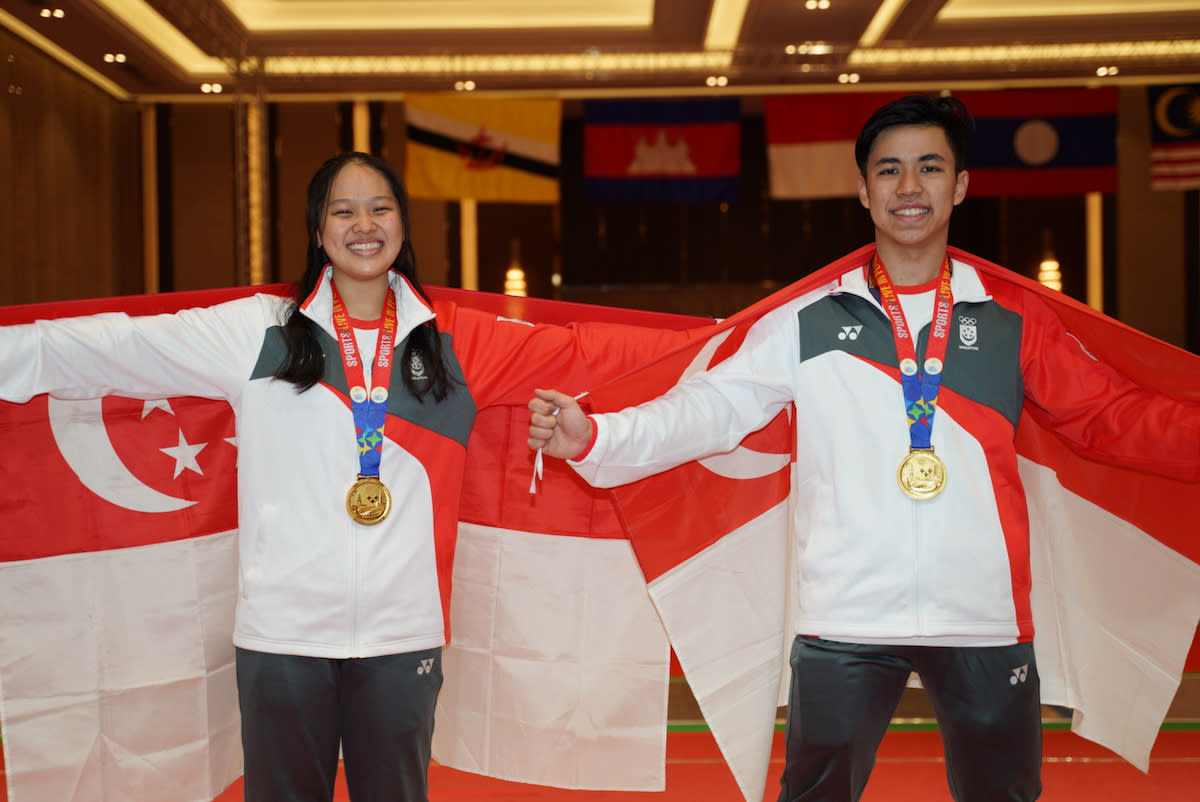 Singapore fencers Elle Koh (left) and Samuel Robson celebrate winning the women's epee and men's foil golds respectively at the 2023 SEA Games. (PHOTO: Sport Singapore/Bryan Foo)