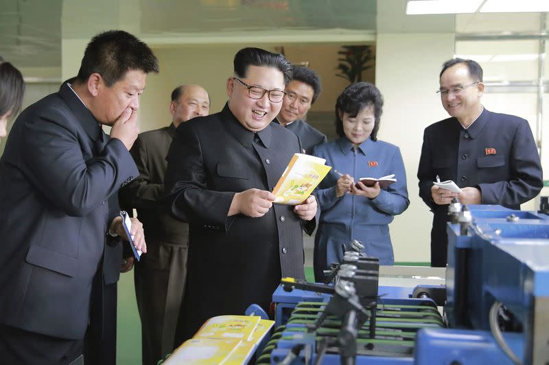 Le dirigeant nord-coréen Kim Jong Un (au centre). La Corée du Nord a procédé samedi à un tir de missile balistique depuis un sous-marin au large de ses côtes orientales, selon les autorités sud-coréennes qui redoutent que cette initiative soit suivie d'un nouvel essai nucléaire mené par le régime de Pyongyang. /Photo diffusée le 19 avril 2016/REUTERS/KCNA