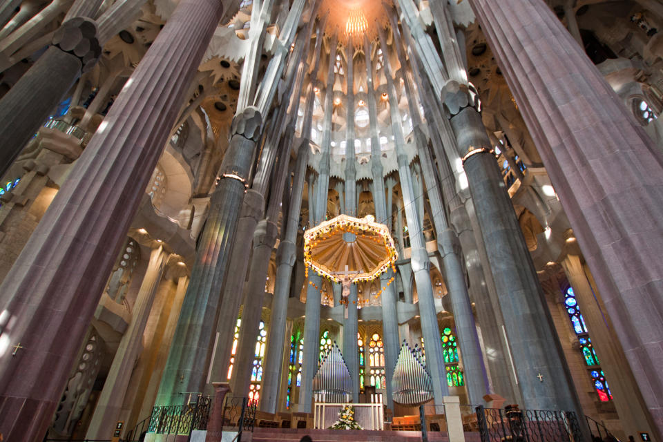 <p>2016 fue un año récord para el máximo exponente de la arquitectura modernista catalana. El templo de Gaudí recibió 4.561.848 turistas, la mayor parte de ellos extranjeros. Está previsto que las obras finalicen por fin en el año 2026 (Wikimedia Commons). </p>