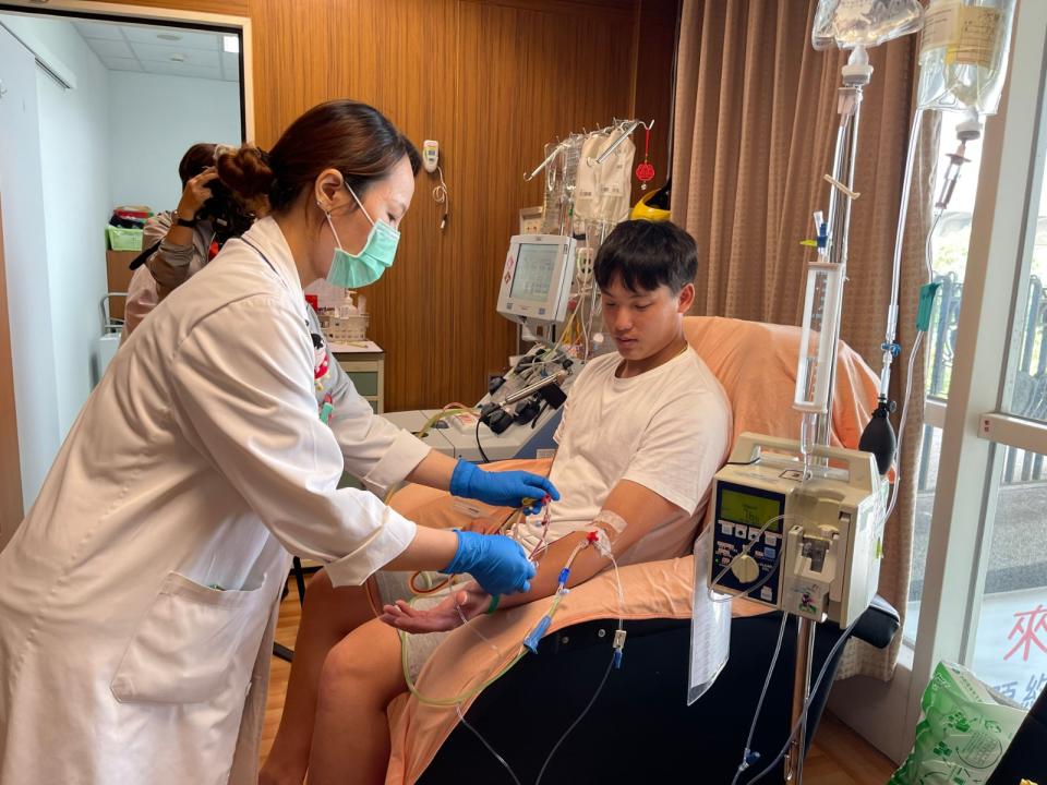 技術員倪莠惠為江忠垣接上收集周邊血幹細胞設備管路。台中慈濟醫院提供