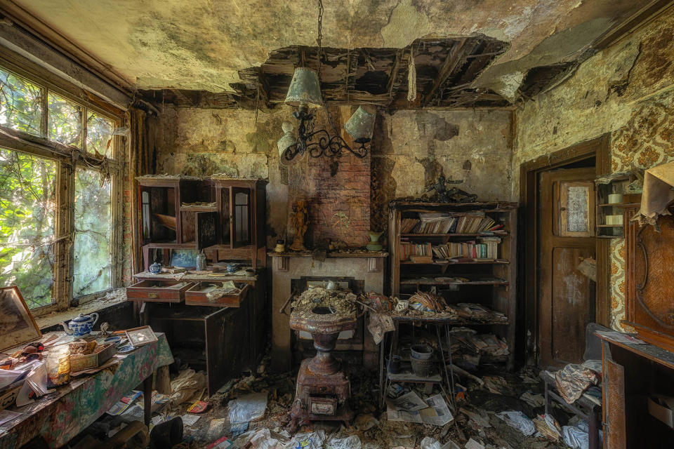 <p>An abandoned living room. (Photo: Stefan Baumann/Media Drum World/Caters News) </p>