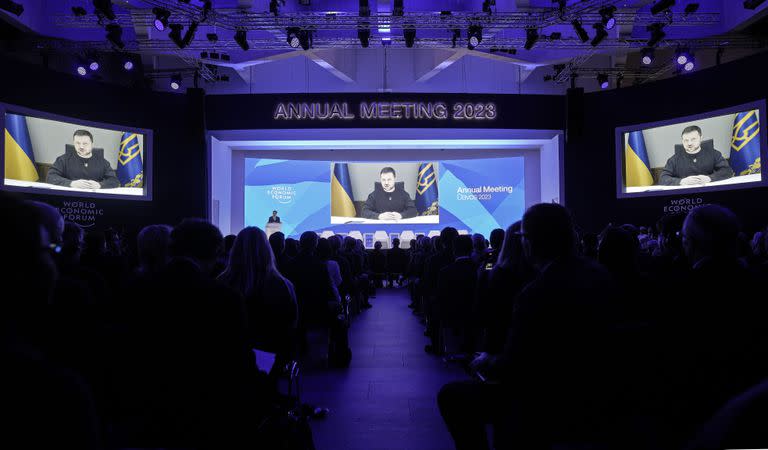 El presidente de Ucrania, Volodymyr Zelenskyy, interviene por videoconferencia en el Foro Económico Mundial en Davos, Suiza, el 18 de enero de 2023. 