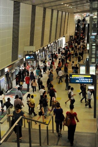 Commuters on the SMRT circle line train arrive at Bishan station interchange during a disruption between Marymount and One North stations (AFP photo)