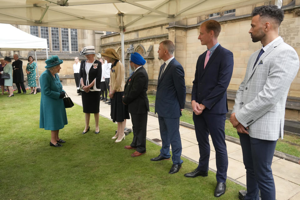 MANCHESTER, ENGLAND - JULY 08: Queen Elizabeth II meets guests during a visit to Manchester Cathedral on July 8, 2021 in Manchester, England. (Photo by Christopher Furlong/Getty Images)