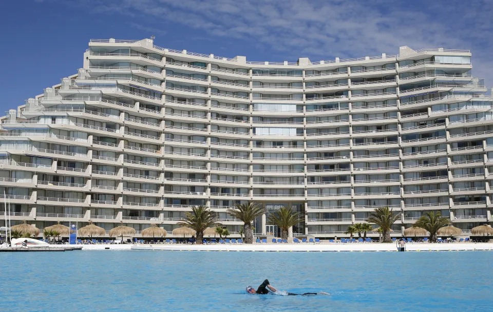 <p>El resto del complejo no le va a la zaga en espectacularidad. Cuenta con 1.233 apartamentos en 11 edificios, todos orientados hacia el mar, playas privadas, embarcaderos, restaurantes, gimnasio o zona infantil, entre otros servicios. (Foto: Eliseo Fernandez / Reuters).</p> 