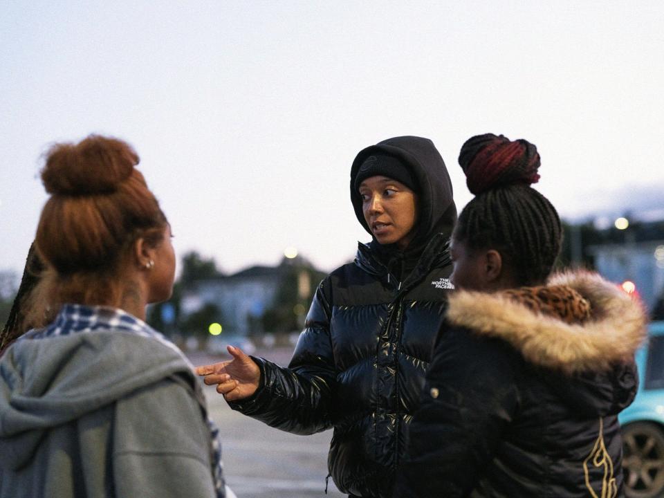 EARTH MAMA, from left: Tia Nomore, Director Savanah Leaf, Doechii, on set, 2023. ph: Gabriel Saravia / © A24 / Courtesy Everett Collection