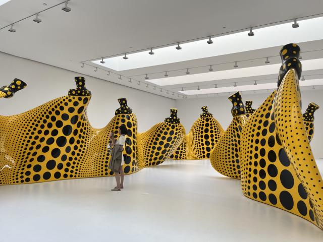 La nueva colección de Louis Vuitton y Yayoi Kusama llena de