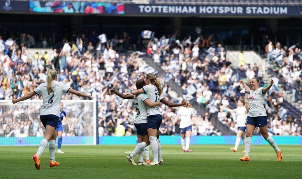 Tottenham celebrate after beating Leicester City