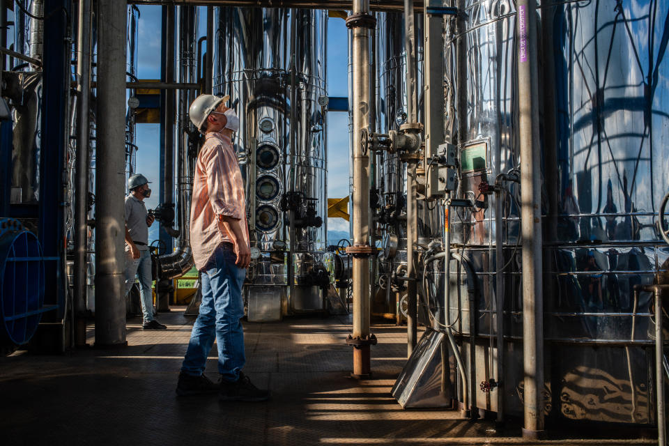 Trabajadores en las etapas finales de un ciclo de elaboración artesanal de panela en Versalles, un pueblo del Valle del Cauca en Colombia. (Federico Rios/The New York Times)