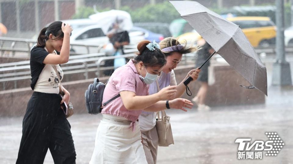 颱風大雨來襲。（示意圖／張哲鳴攝）