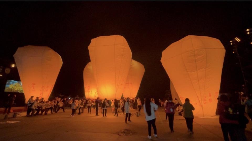 觀光署自19日起募集超過千名日本旅客來台參加「千人遊台灣」活動，邀請民眾走訪台灣景點，更有許多日本民眾前往10月21及22日的放天燈活動。   圖：新北市觀旅局提供