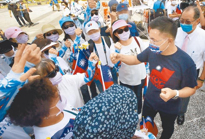 國民黨主席江啟臣3日出席慶祝九三軍人節活動時與支持群眾擊拳致意。（范揚光攝）