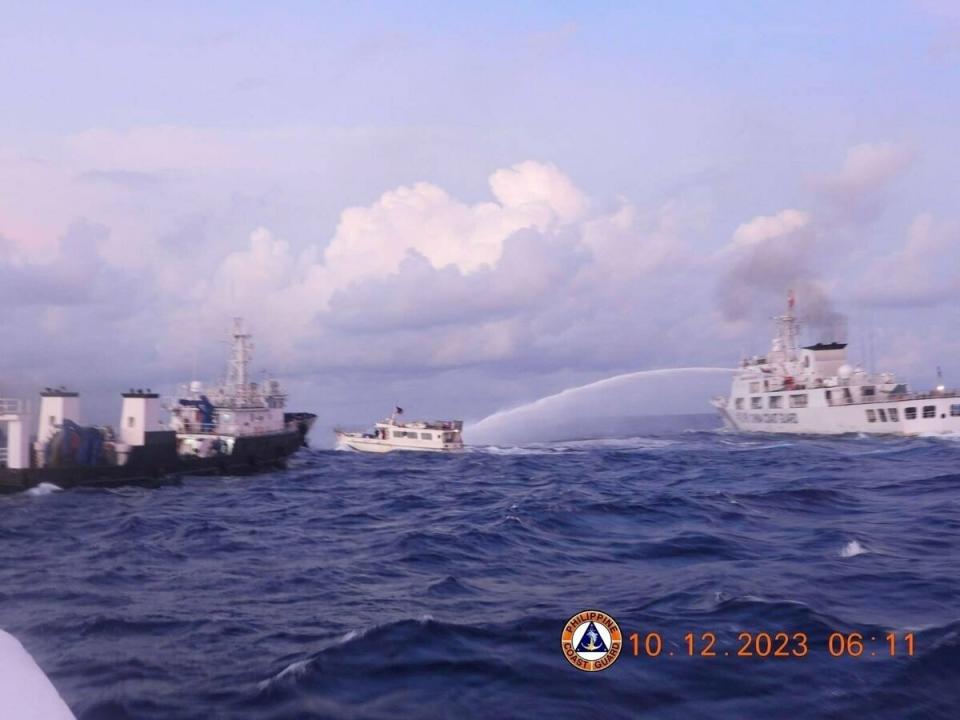 中菲12月10日海上衝突。中國海警船對菲國海巡艇進行水砲攻擊。   圖：翻攝「X」@jaytaryela