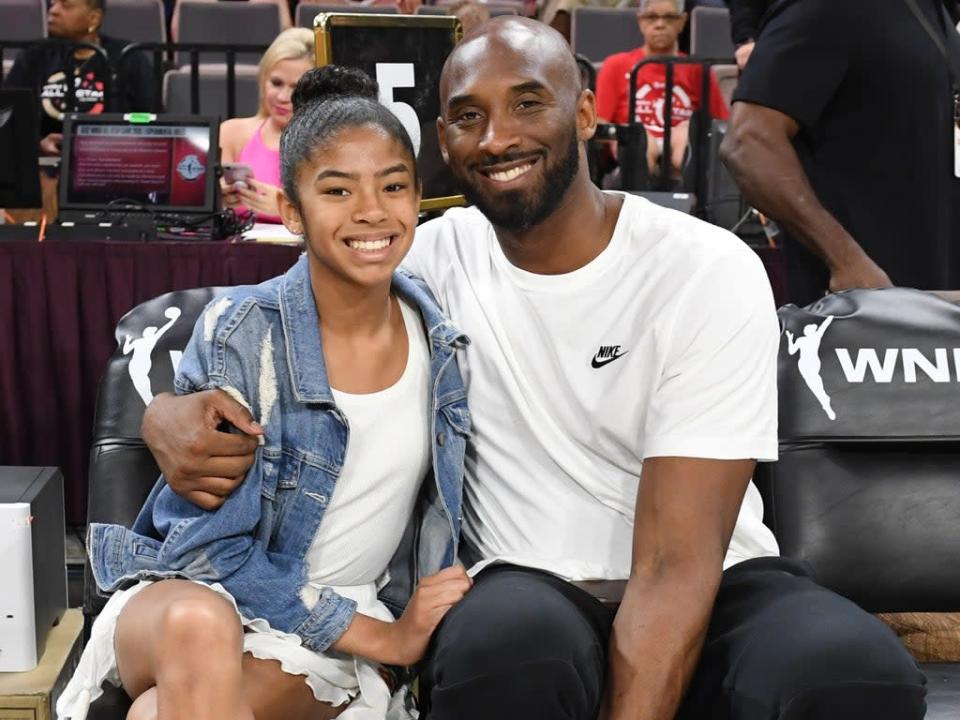 Archivo: Kobe Bryant con su hija Gianna Bryant en el Juego de Estrellas de la WNBA del 2018 (Getty Images)