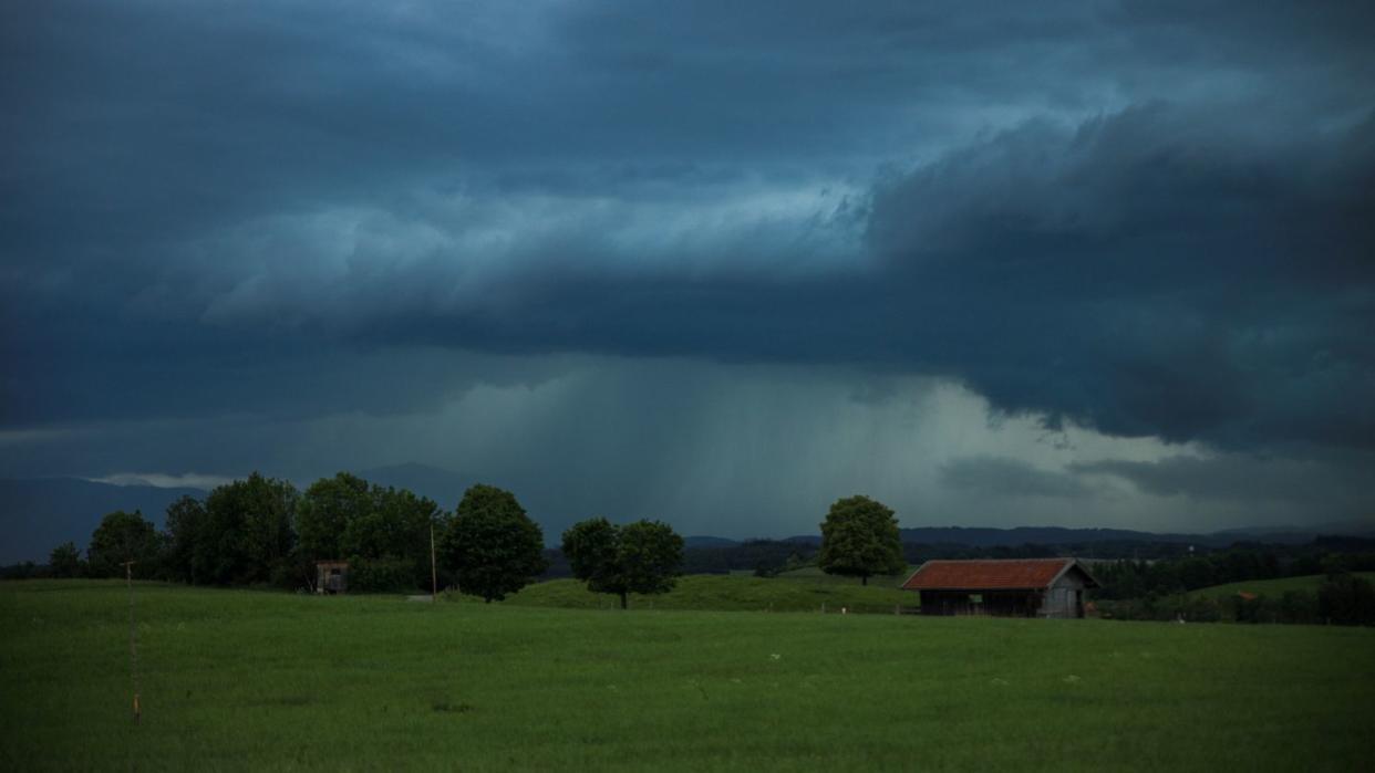 Vor allem in Sachsen und Brandenburg kann innerhalb kurzer Zeit extrem viel Regen fallen. (Bild: dpa)