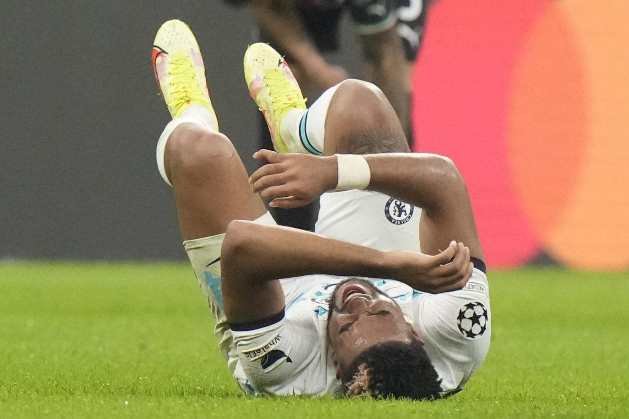 Reece James, defensor del Chelsea, se duele tras una jugada durante el partido ante el Milan en el estadio San Siro de Milán, Italia, el martes 11 de octubre de 2022. (AP Foto/Luca Bruno)