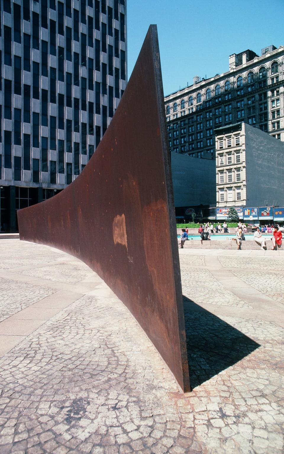 Το αμφιλεγόμενο έργο του Serra Tilted Arc στο Federal Plaza της Νέας Υόρκης το 1985: μετά από πολλή κριτική, αποσυναρμολογήθηκε και τέθηκε σε αποθήκευση