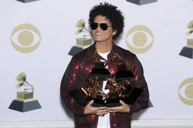 Bruno Mars renuncia a competir en los Grammy