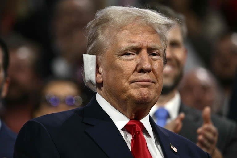 El expresidente estadounidense y candidato presidencial republicano de 2024, Donald Trump, con una venda en la oreja después del ataque