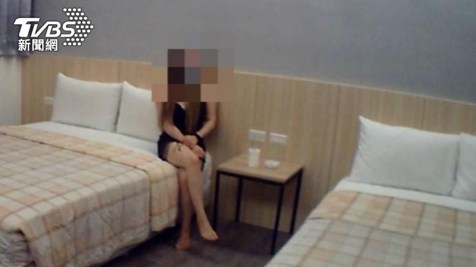 7旬翁上月當皮條客，騎車拉男客人進旅館與33歲越南籍女子搞「連結」。（圖／警方提供）