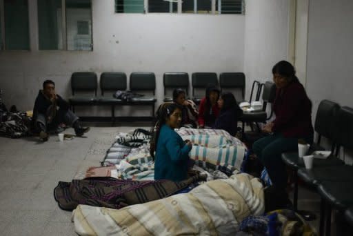En la cama ocho de un pabellón del hospital de San Marcos reposa Jesús, de 26 años, quien perdió su pierna derecha por un derrumbe cuando intentaba auxiliar a sus familiares atrapados bajo los escombros del terremoto que devastó el oeste de Guatemala el miércoles. (AFP | johan ordonez)