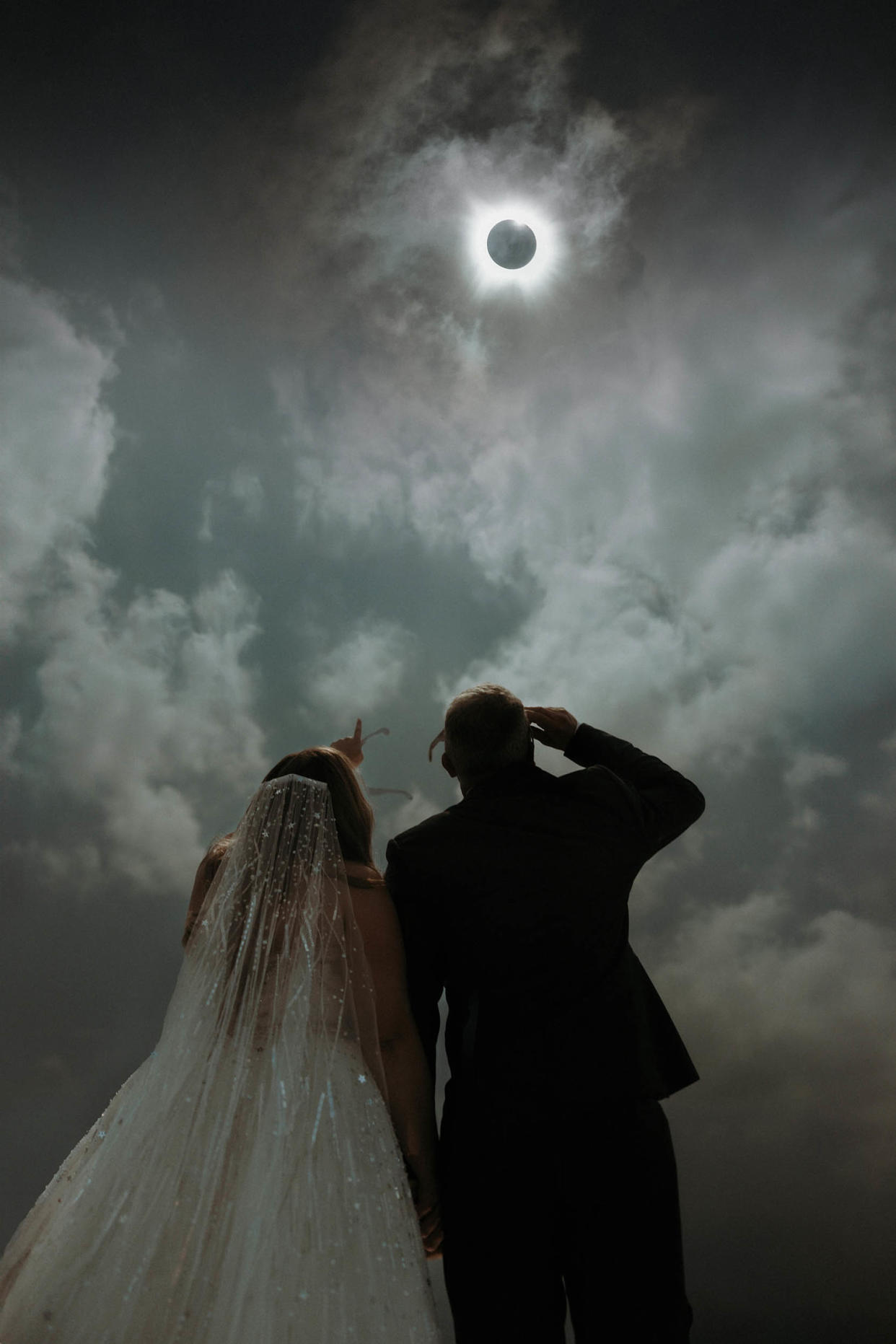 Eclipse Wedding (Courtesy Luke Payne Photography)