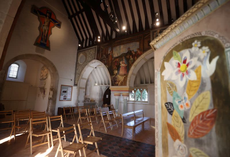 Imagen de los murales de los artistas Duncan Grant y Vanessa Bell dentro de la Iglesia de San Miguel y Todos los Ángeles en el pueblo de Berwick cerca de Lewes