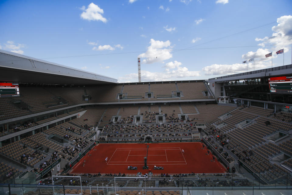 Vista del estadio Philippe Chatrier, con la estadounidense Sofia Kenin al saque ante la polaca Iga Swiatek en la final del Abierto de Francia, el sábado 10 de octubre de 2020, en París. (AP Foto/Alessandra Tarantino)