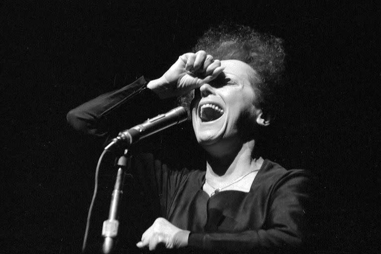 Edith Piaf en 1961, en el teatro Olimpia de París