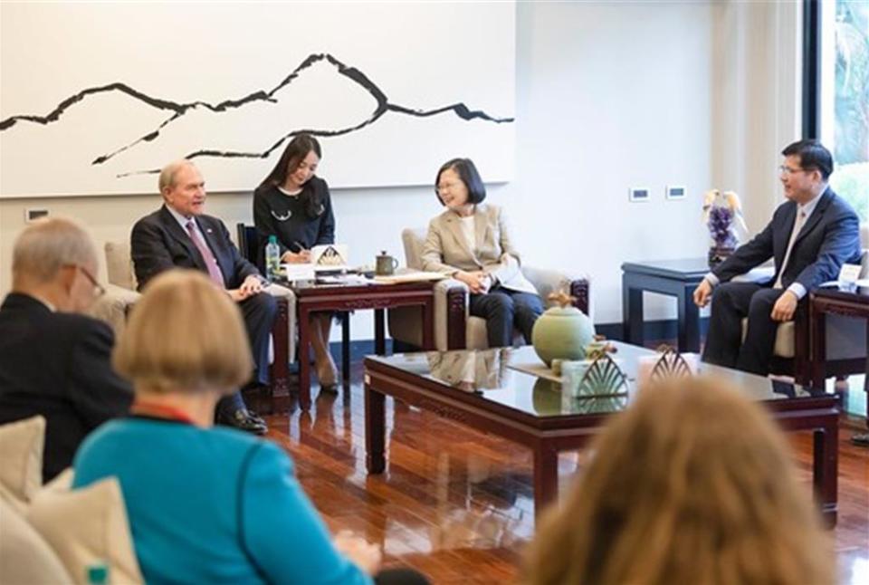 總統蔡英文6日下午在寓所接見「亞太堅韌研究基金會訪團」。圖／總統府