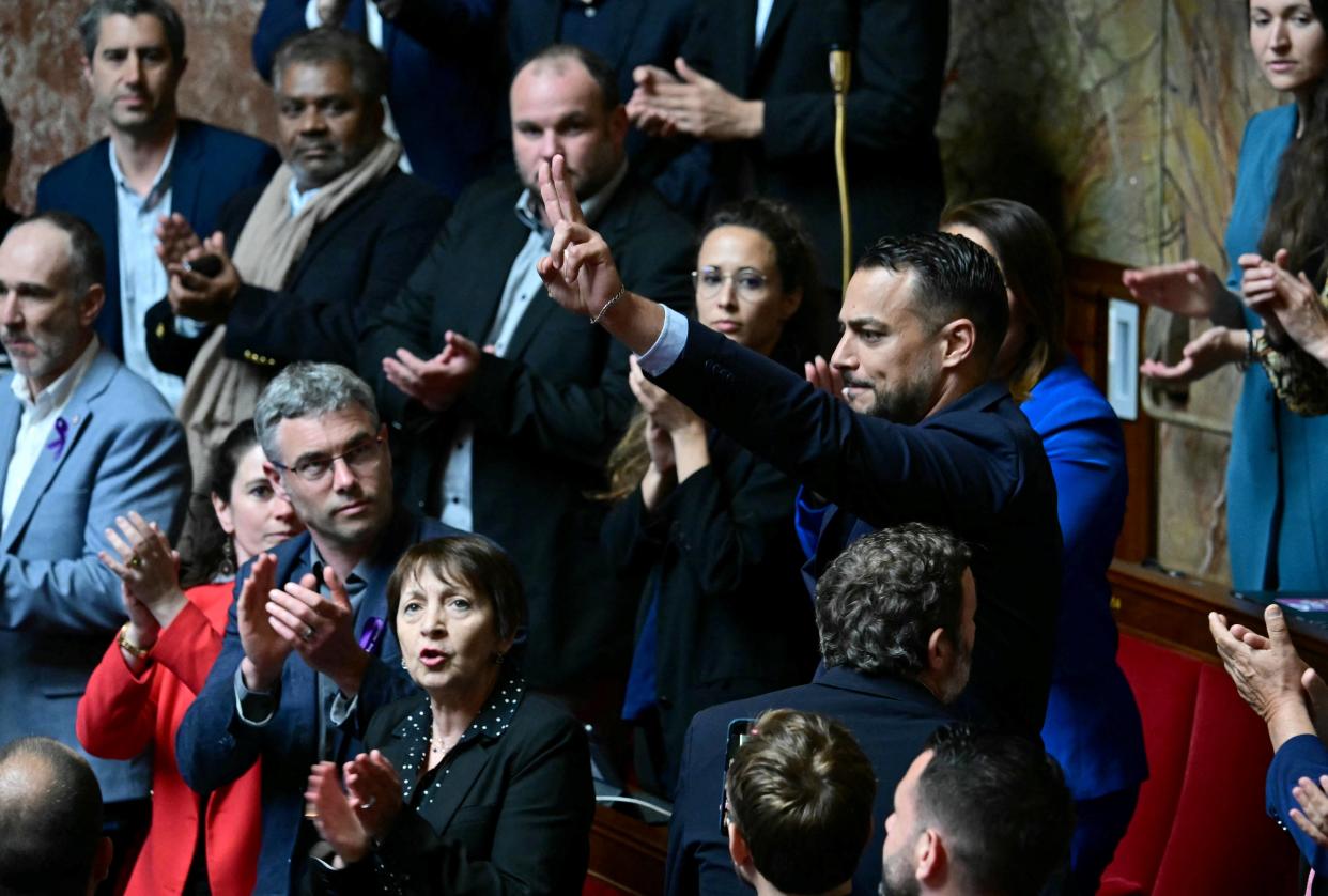  Le député insoumis Sébastien Delogu faisant le signe « V » de la main, symbole de paix, à l’Assemblée nationale le 28 mai. (Photo by MIGUEL MEDINA / AFP)
