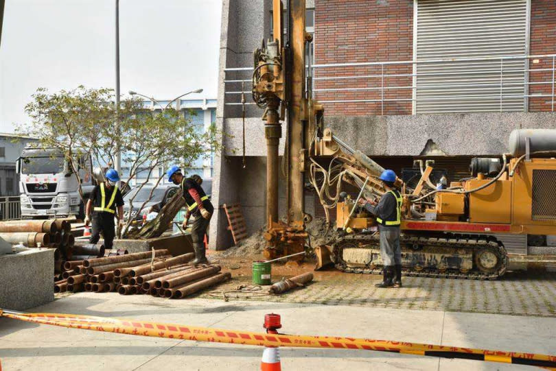 工作人員操作鑽堡機，挖鑿地下水。（圖／林瑞益攝）