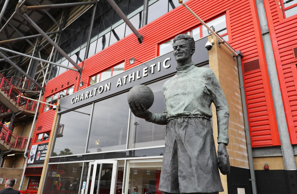 La estatua en honor a Sam Bartram a las puertas del estadio The Valley, en Londres. (Foto: James Chance / Getty Images).