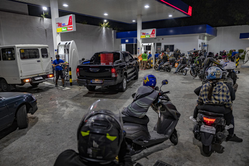 MANILA, PHILIPPINES - MARCH 07: Motorists queue at a gas station a day before a huge price hike on petroleum products is implemented, on March 07, 2022 in Quezon City, Metro Manila, Philippines. (Photo by Ezra Acayan/Getty Images)