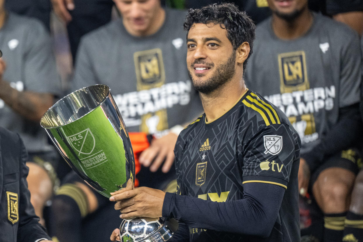 Carlos Vela, #10 de Los Angeles FC, recibe el trofeo de Campeón de la Conferencia Oeste tras el partido de la Final de la Conferencia Oeste de la MLS entre Los Angeles FC y Houston Dynamo en el Estadio BMO el 2 de diciembre de 2023 en Los Ángeles, California. Los Angeles FC ganó el partido 2-0. (Foto por Shaun Clark/Getty Images)