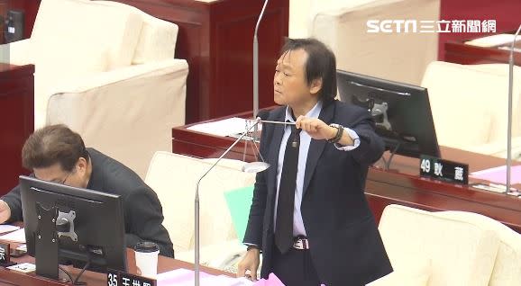 王世堅曾在議會質詢期間，贈送市長蔣萬安秤子，要他自我期許四個字「我心如秤」。