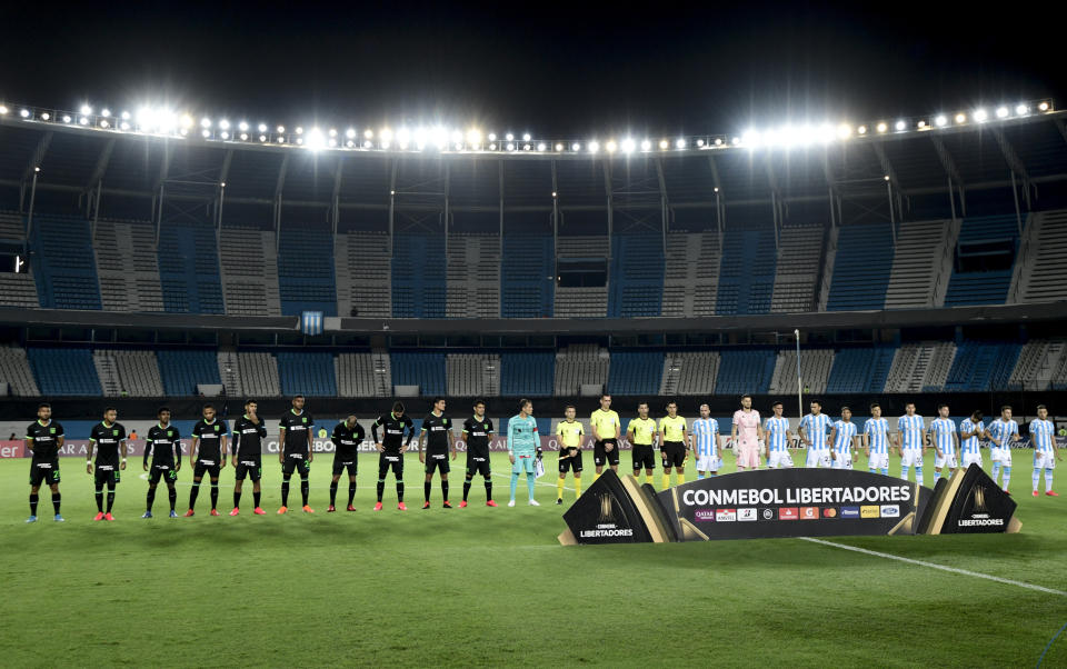 Los jugadores de Alianza Lima de Perú y Racing Club de Argentina previo a un partido de la Copa Libertadores en Buenos Aires, el jueves 12 de marzo de 2020. (AP Foto/Gustavo Garello)