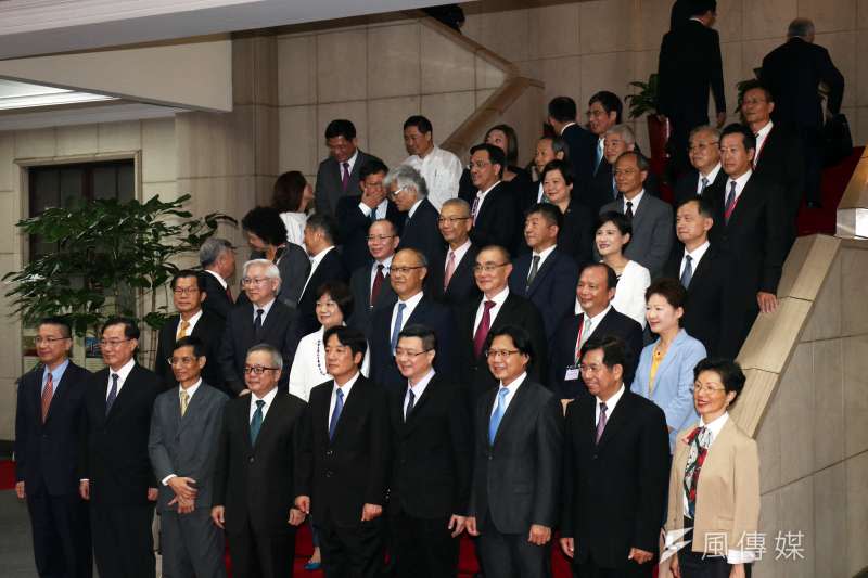 20170908-行政院8日舉行新舊院長交接，新任內閣賴清德與其內閣團隊合照，後面的閣員於照片拍攝中就轉身離開。（蘇仲泓攝）