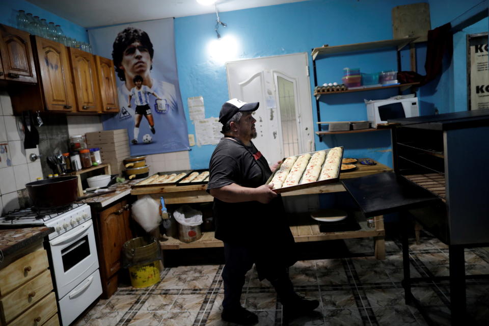Su nombre es Guillermo Rodríguez y trabaja en una pizzería de Buenos Aires llamada Siempre al 10. “Es algo hermoso vivir con él. Para nosotros no ha muerto, él seguirá aquí con nosotros. El amor que le tenemos es eterno”, dice. (Foto: Uesley Marcelino / Reuters).