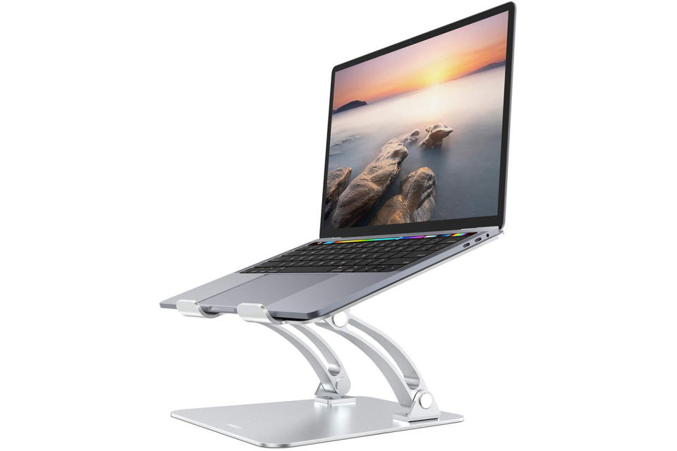 Das ergonomische Design des Laptop-Ständers entlastet Rücken und Nacken und hilft dabei, Schmerzen zu lindern und ihnen vorzubeugen. 